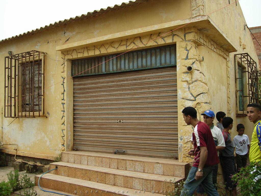 125-ORAN-Juin06-Cap Carbon, le cabanon(la terrasse d'acces a ete mure d'un cete avec un store metallique de l'autre).jpg - Unicode